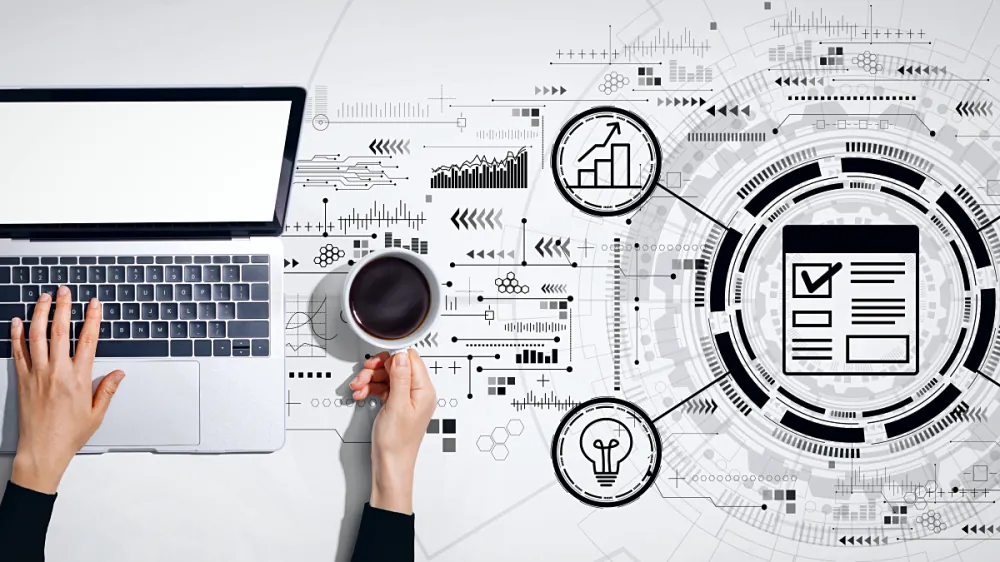 Arbeitsplatz mit Notebook und skizzierten IT-Prozessen