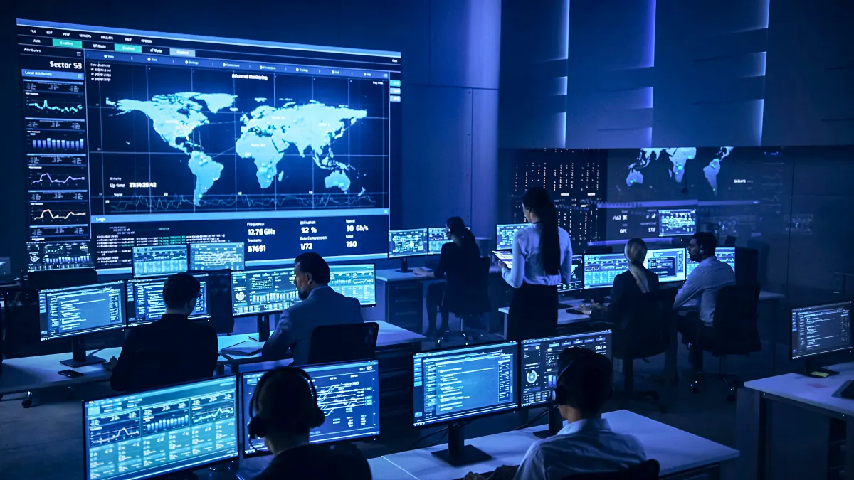 Leitstand mit Monitoring-Dashboards zur Überwachung von IT-Infrastruktur