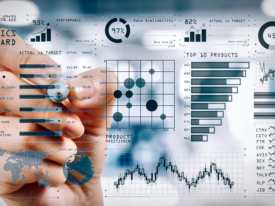 Hand vor einem Analyse-Dashboard als Sinnbild für IT-Review und Beratung