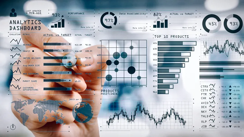 Hand vor einem Analyse-Dashboard als Sinnbild für IT-Review und Beratung