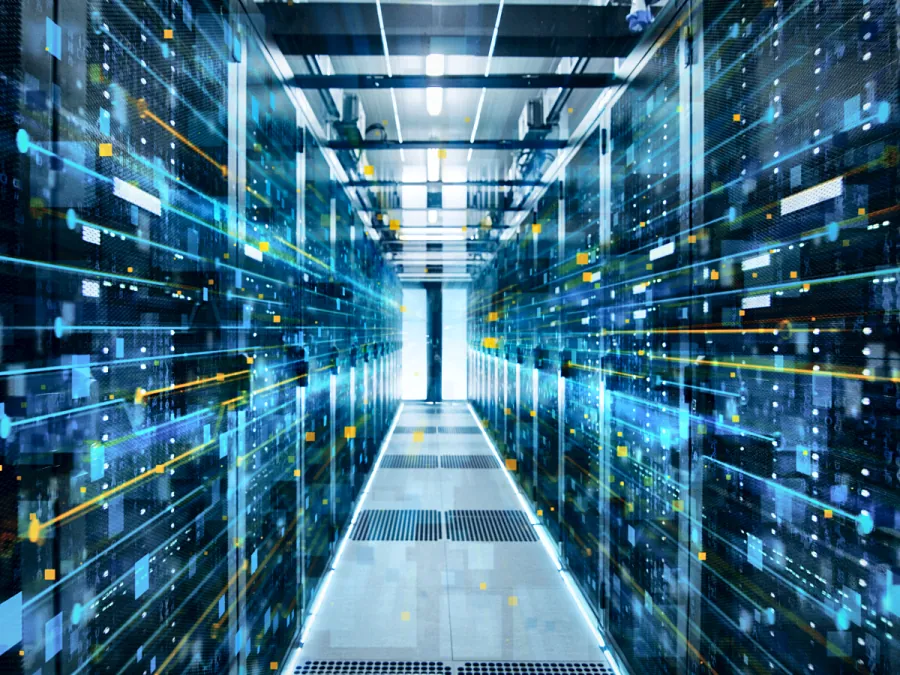Serverraum-Gang mit Netzwerk- und Datacenter-Infrastruktur