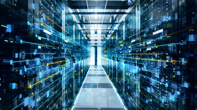 Beleuchteter Serverraum-Gang als Sinnbild für Netzwerk- und Datacenter-Infrastruktur