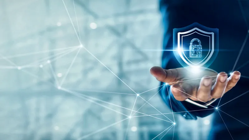 Hand mit Schutzschild-Symbol als Sinnbild für IT-Sicherheit und Zero Trust