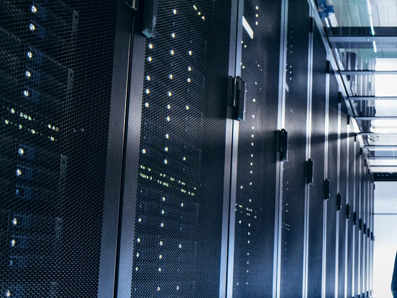 Serverschrank mit Storage- und Backup-Systemen