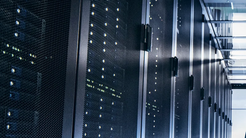 Rack mit Storage- und Backup-Systemen im Rechenzentrum